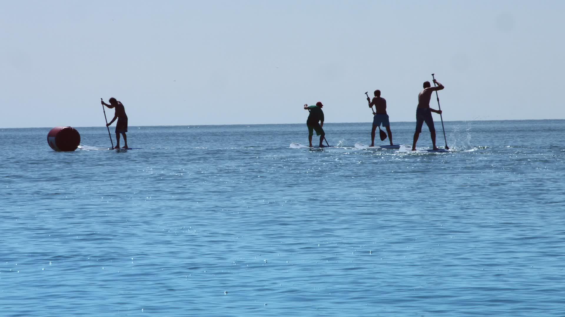 团体冲浪男子站起来划桨暑假在海上骑船视频的预览图