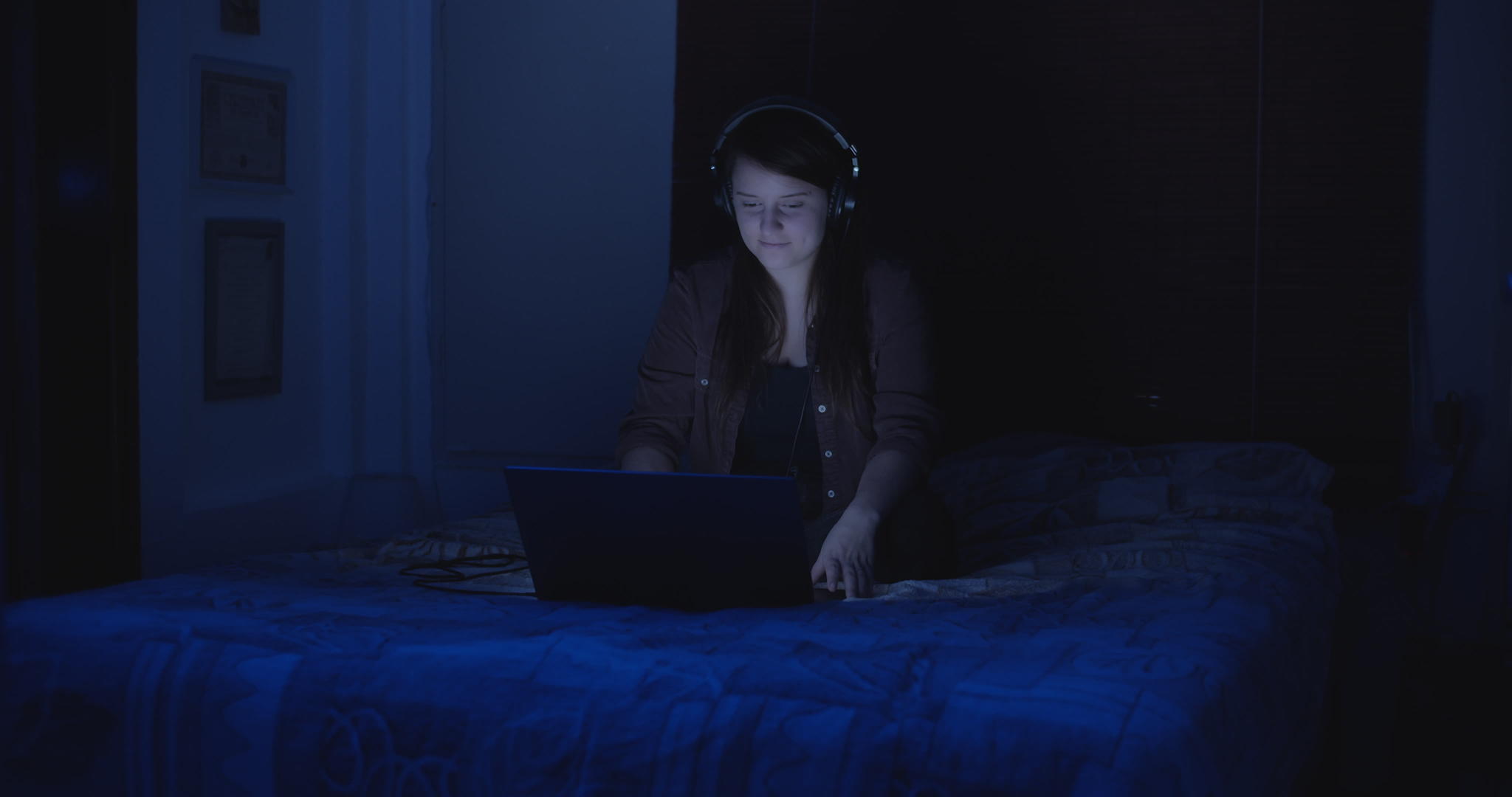 女人晚上听音乐视频的预览图
