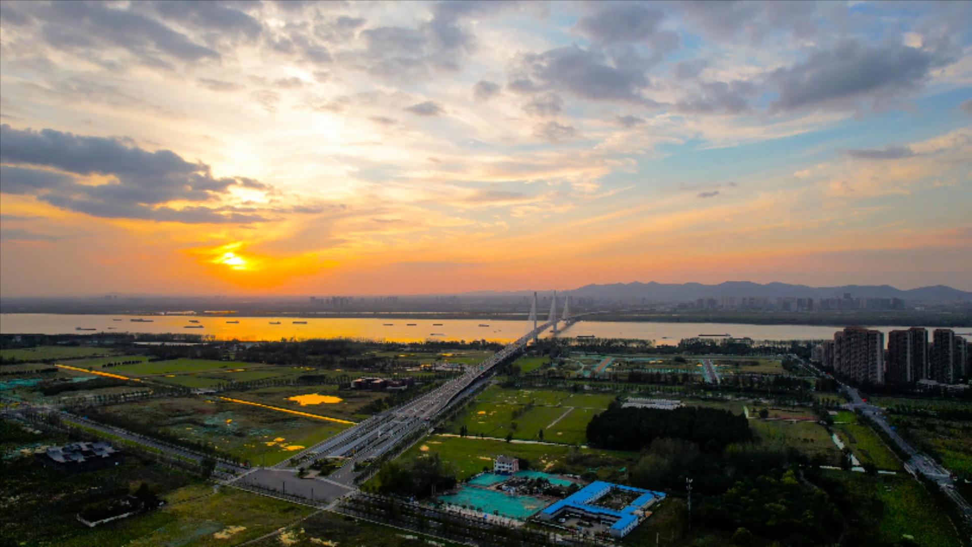 4K航拍南京扬子江长江大桥南京第五大桥日落美景视频的预览图