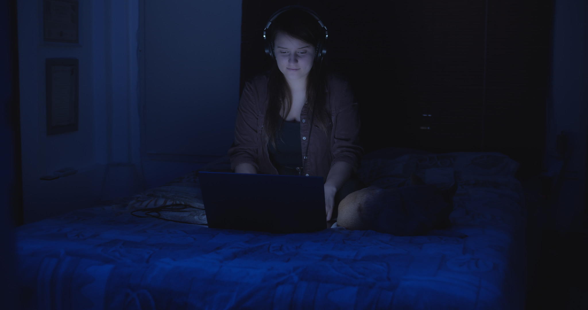 女人在笔记本电脑上听音乐视频的预览图