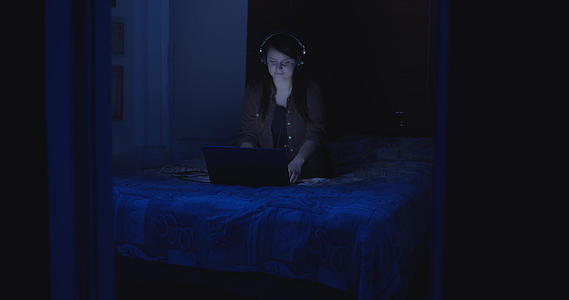 女性享受夜间音乐视频的预览图