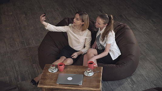两名女性用智能手机自拍照片视频的预览图