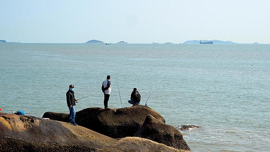 礁石上海钓的人视频的预览图