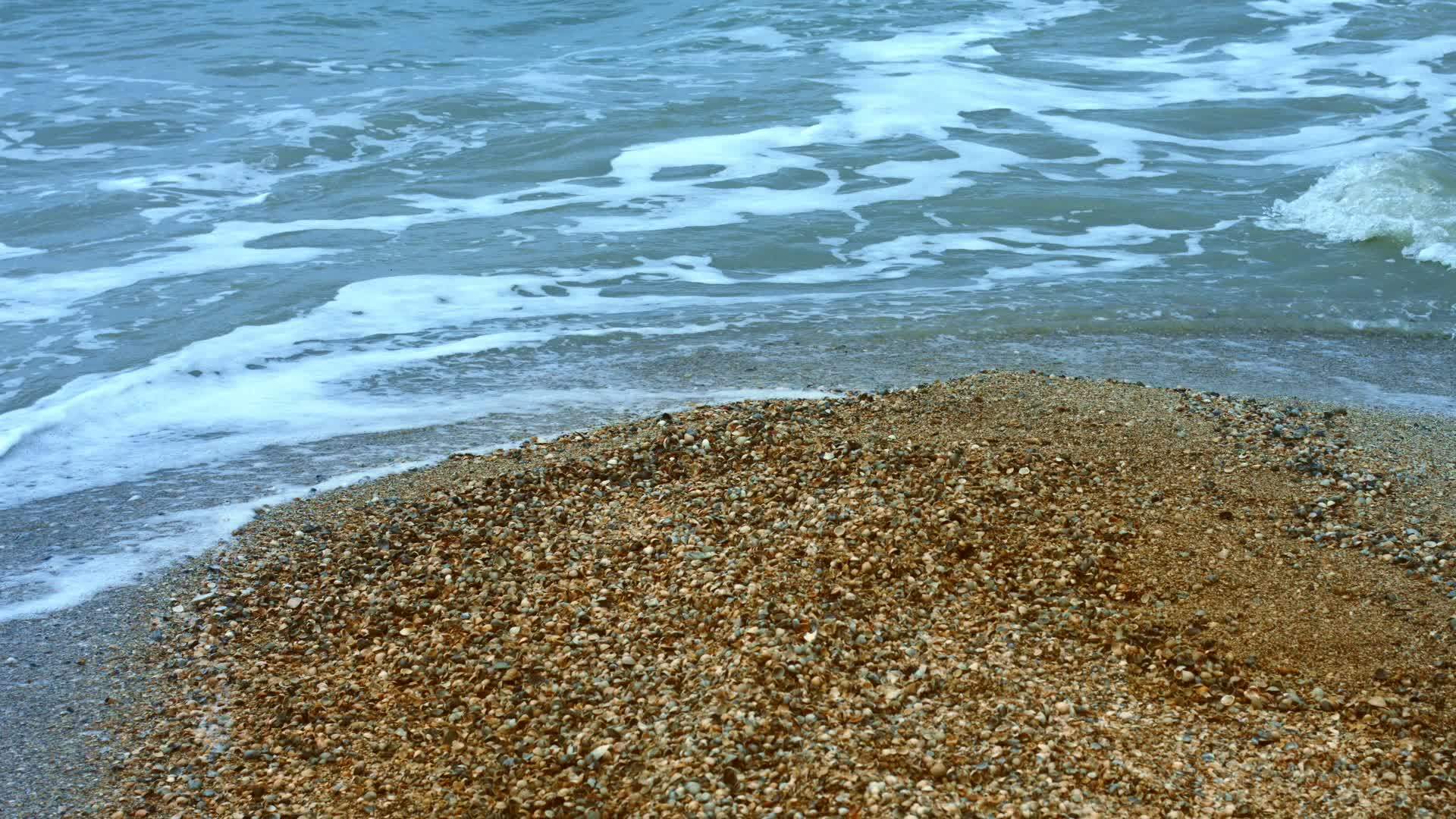 海底沙上水浪的海泡沫夏天视频的预览图