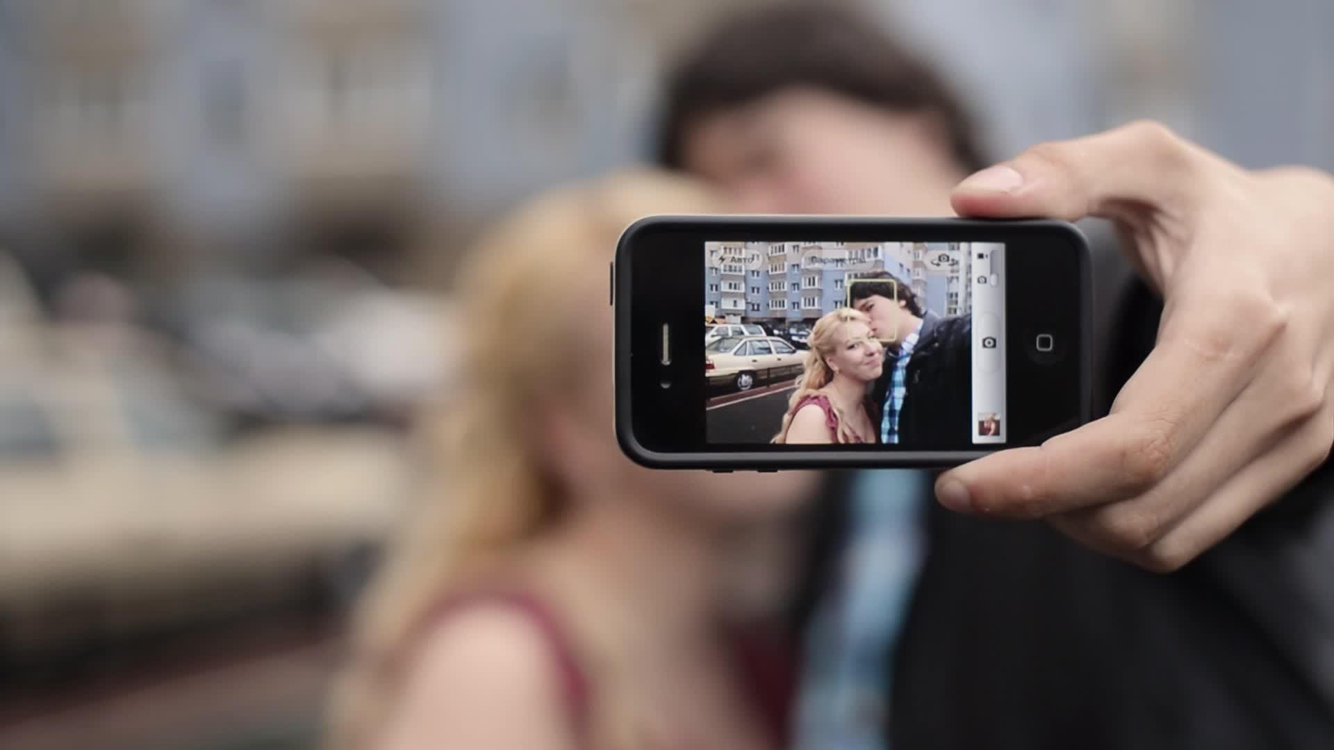 街头小情侣自拍视频的预览图