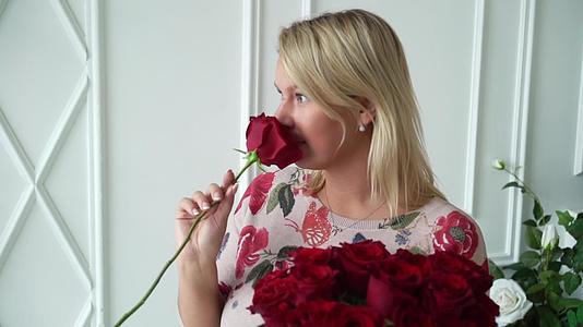 年轻女子红玫瑰束视频的预览图