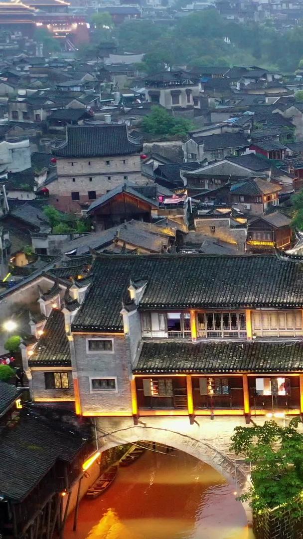 湖南凤凰古城夜景航拍视频视频的预览图