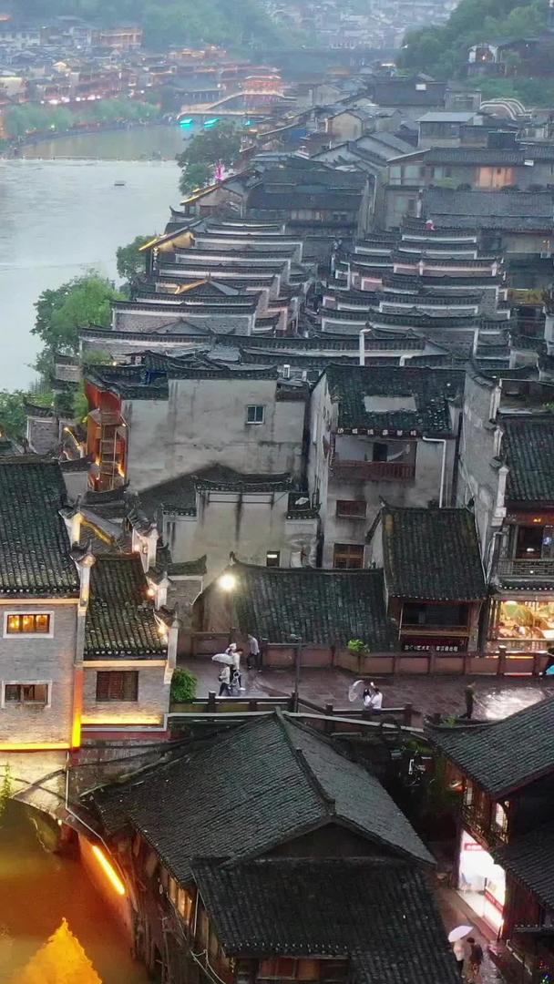 湖南凤凰古城夜景航拍视频视频的预览图