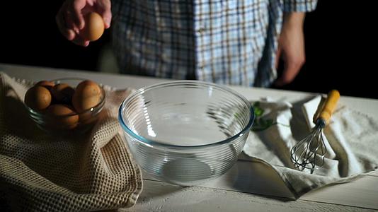 厨师把鸡蛋打碎在玻璃碗里视频的预览图