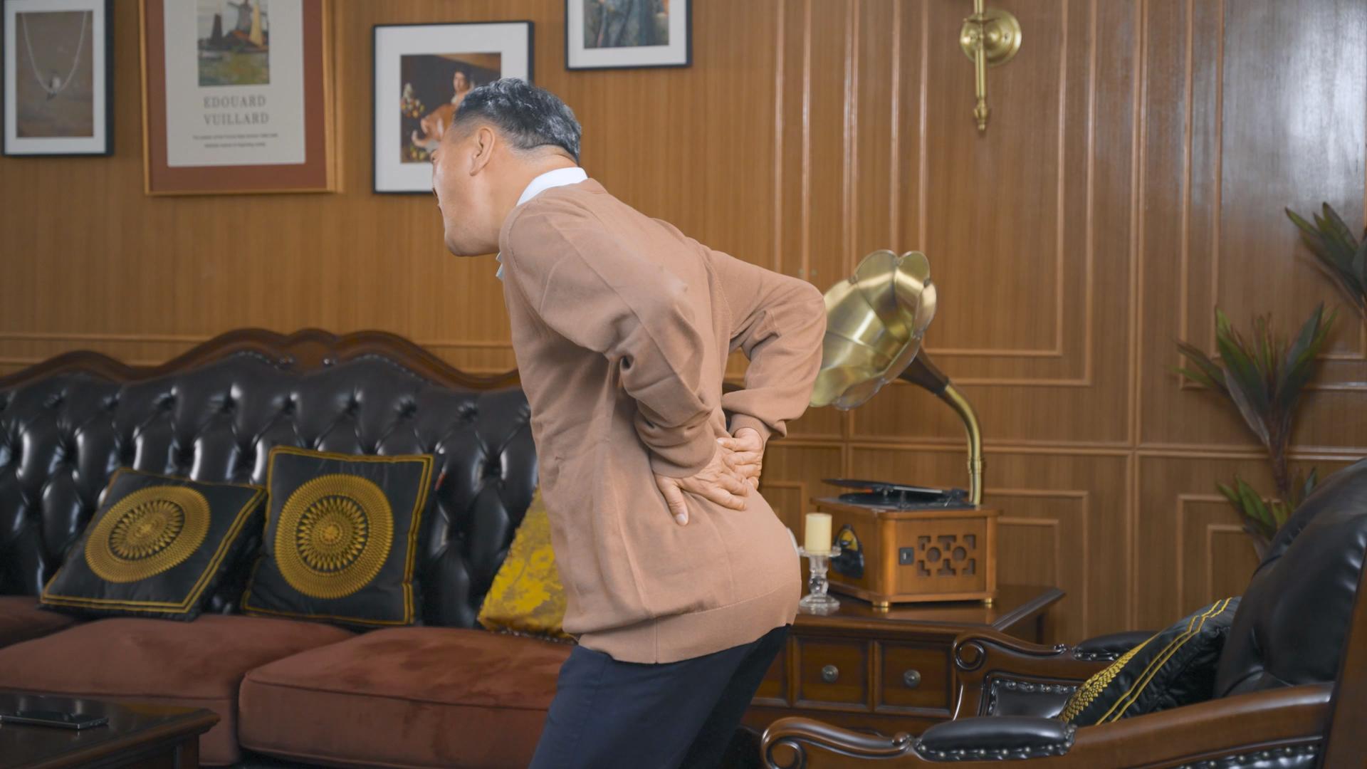 4K老年男性无法直立腰痛表情视频的预览图