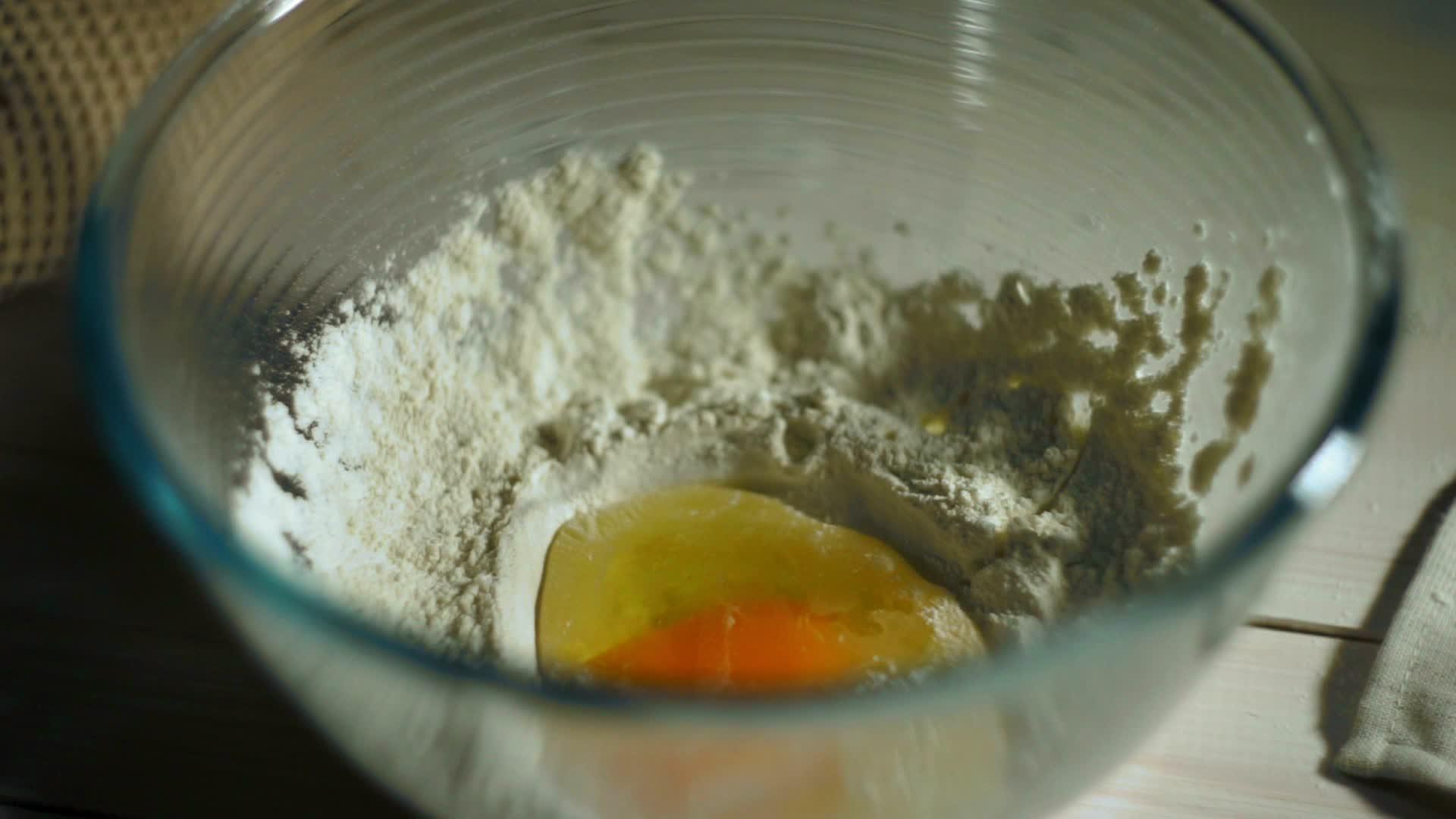 碗面粉和鸡蛋面团配料视频的预览图