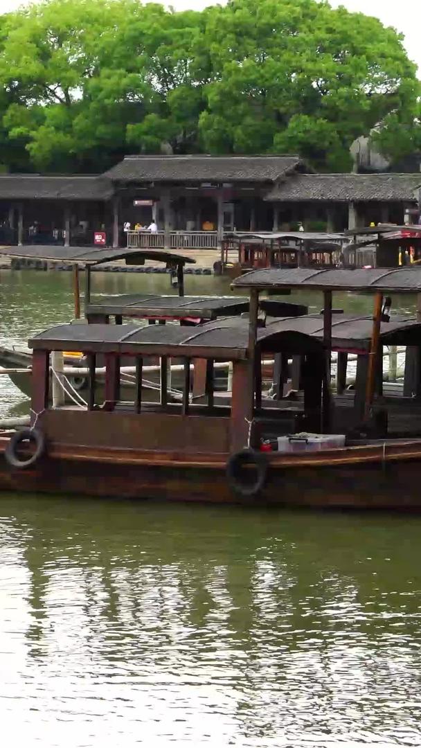 游船在江南水乡乌镇湖面上视频的预览图
