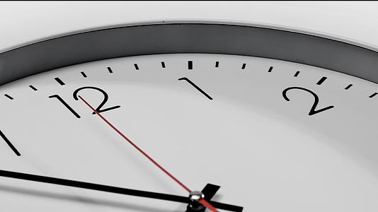 转动的时钟表盘和指针视频的预览图