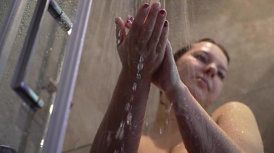 年轻女性洗澡视频的预览图