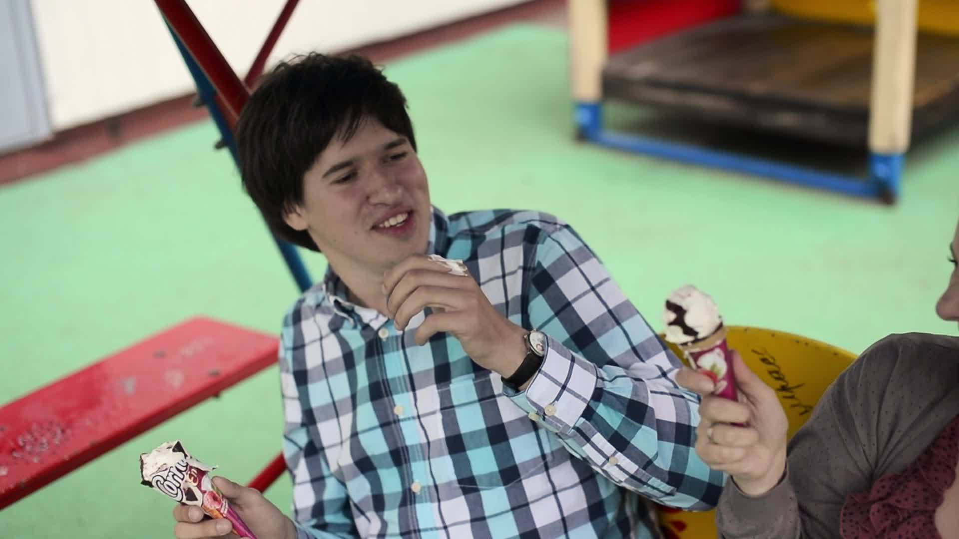 吃冰淇淋的摇摆情侣玩得开心视频的预览图