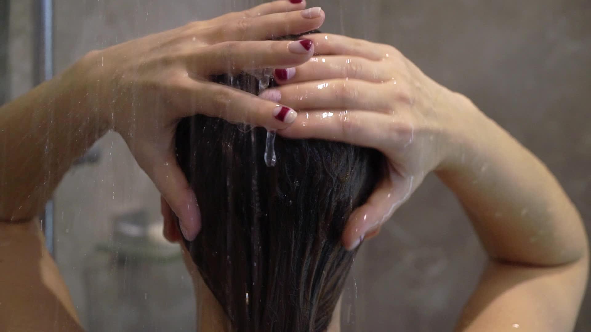 年轻女性洗澡视频的预览图