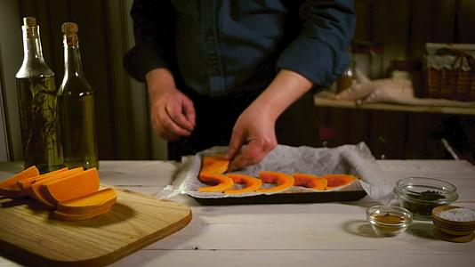 厨师把南瓜片放在烤盘上视频的预览图