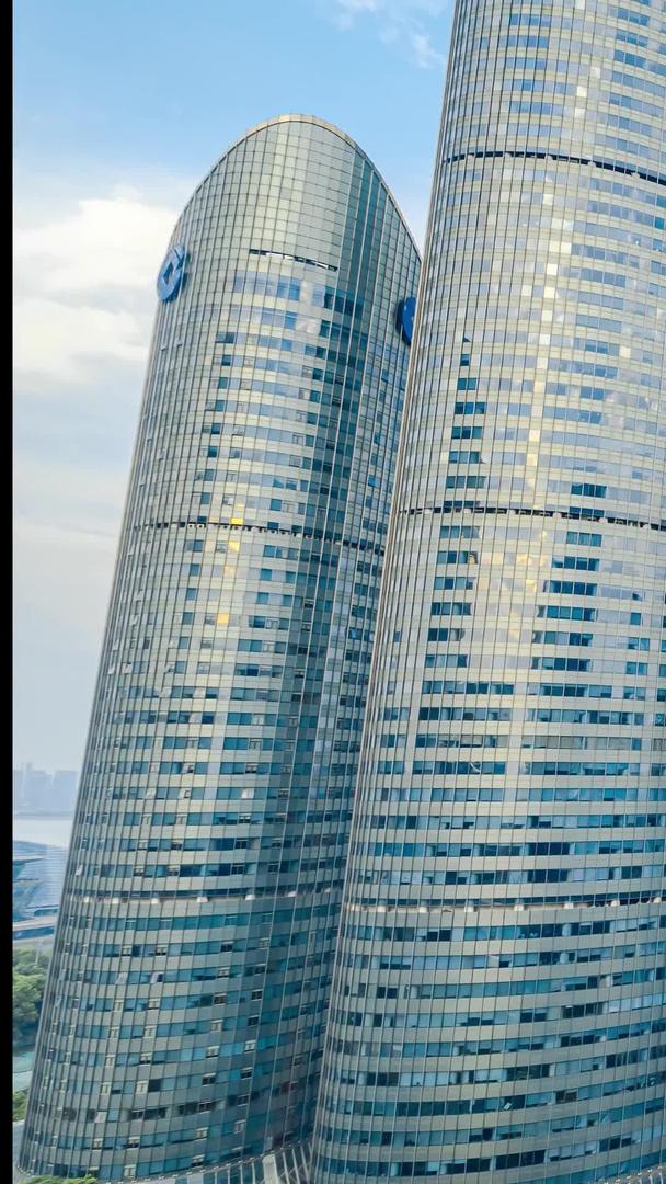 杭州钱江新城CBD财富金融中心国际贸易总部商务楼蓝天白云视频的预览图