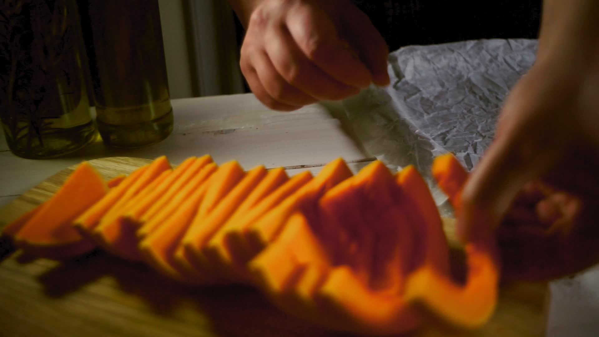 厨师把南瓜切好的南瓜放在烤盘上准备蔬菜视频的预览图