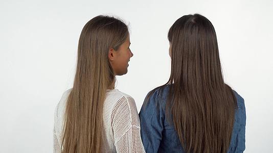 两位女性朋友肩上对着镜头后视镜微笑视频的预览图