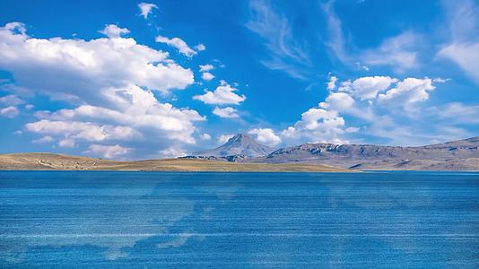 唯美西藏错鄂湖蓝天白云风光旅游宣传背景视频视频的预览图