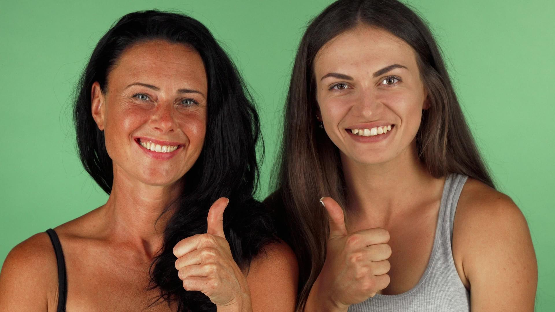 两个美丽的女人在染色体上微笑着露出拇指视频的预览图