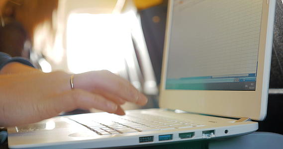在键盘上打字的女性手指视频的预览图