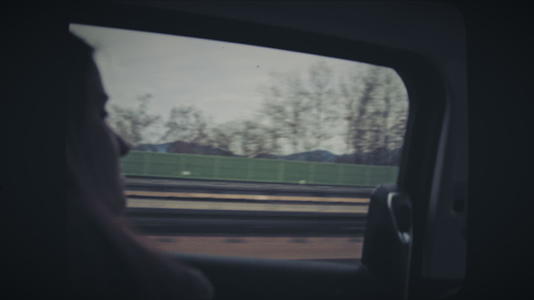 妇女骑车看窗视频的预览图