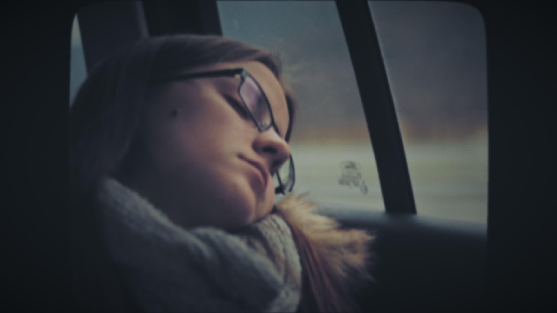 女人睡在车后座视频的预览图