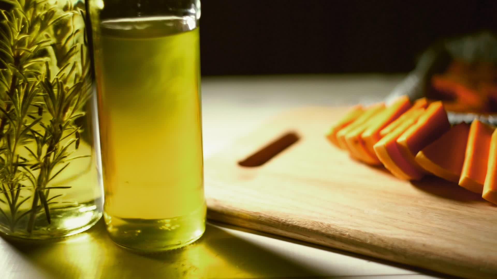 桌上贴橄榄油瓶健康食品南瓜片视频的预览图