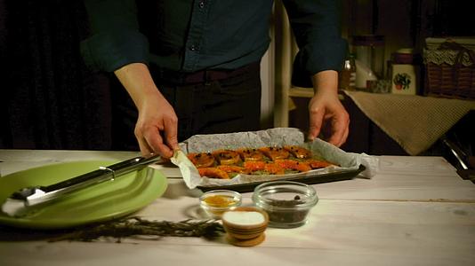 准备自制晚餐的人把新鲜的烤南瓜放在盘子上视频的预览图