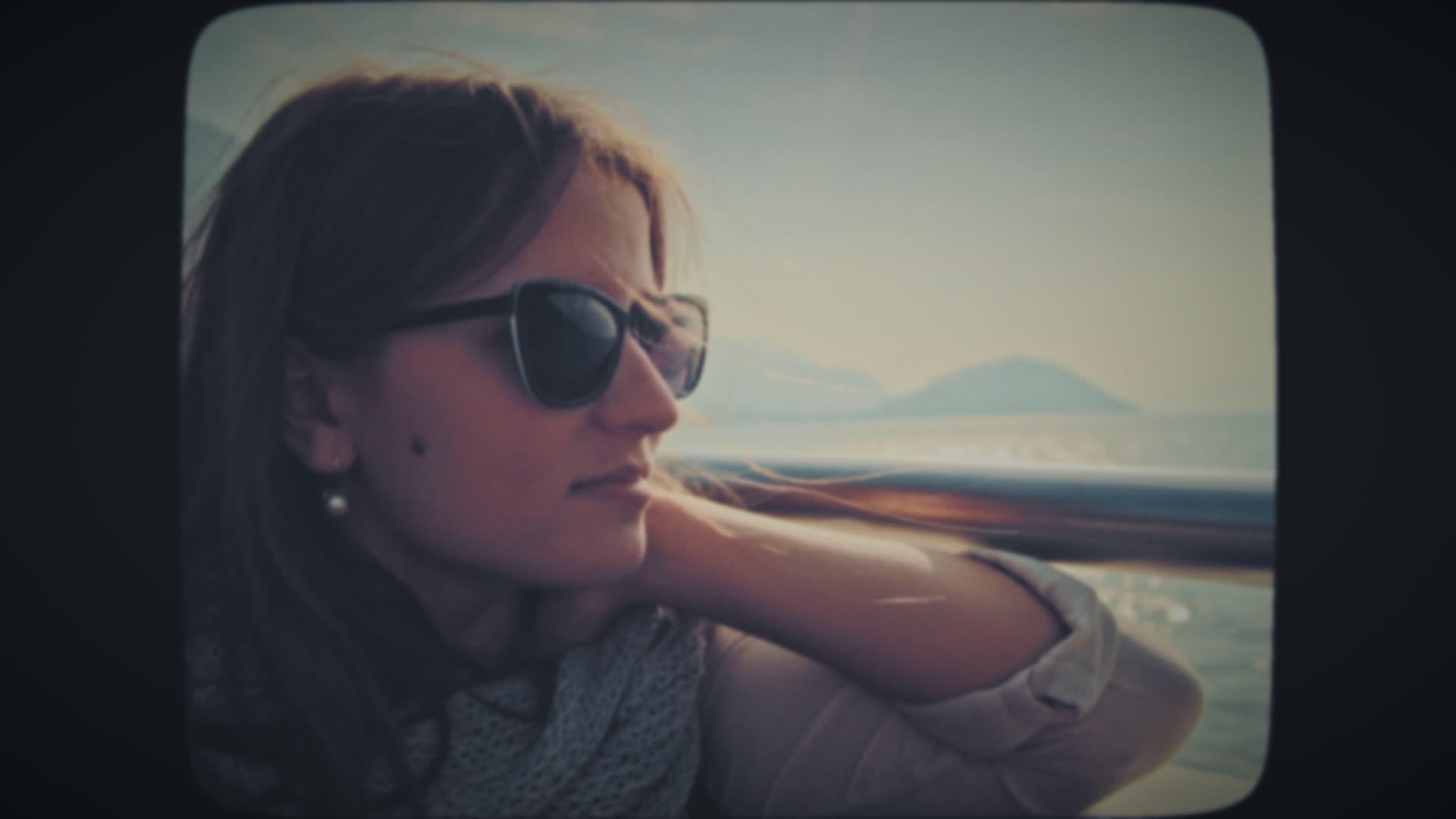 一个戴着太阳镜的女人骑在船上视频的预览图