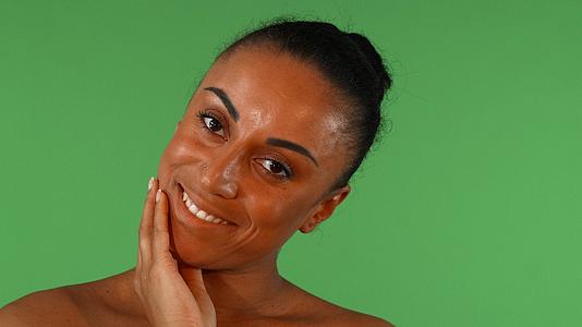 美丽成熟的非洲女人对着镜头微笑视频的预览图