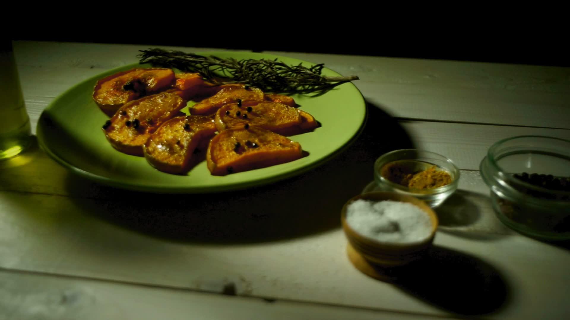 烤南瓜加香草健康食品有机南瓜菜视频的预览图