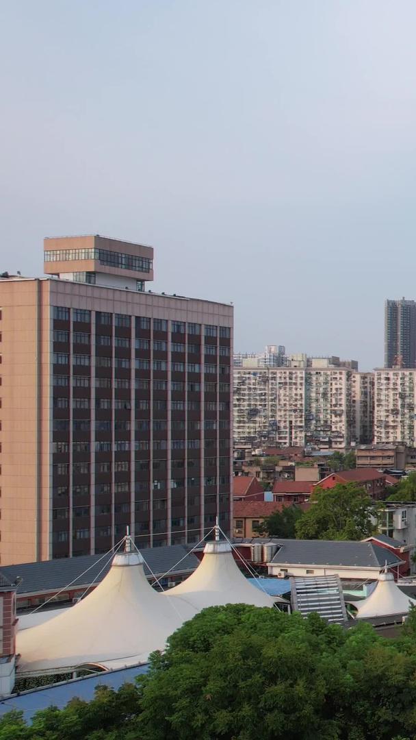 武汉地标龙王庙航拍城市古建筑与天际线高楼同框材料视频的预览图