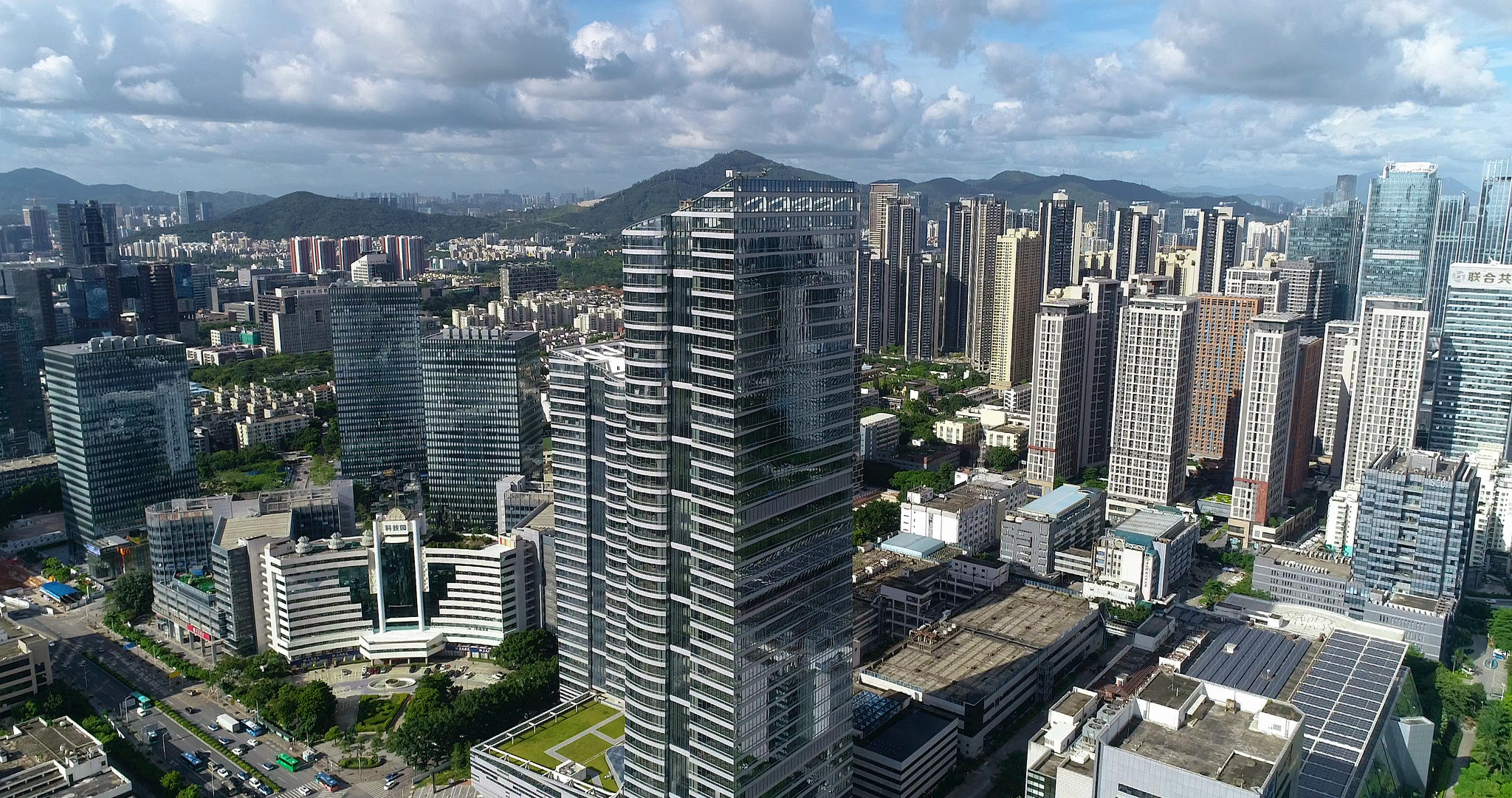 4K高清航拍深圳南山科技园科技产业园区视频的预览图