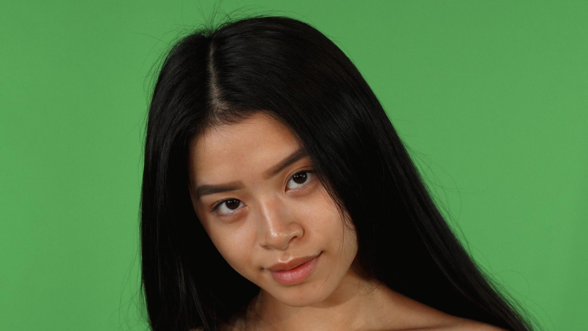 一个华丽的亚洲女人被拍到摸着她的脸视频的预览图