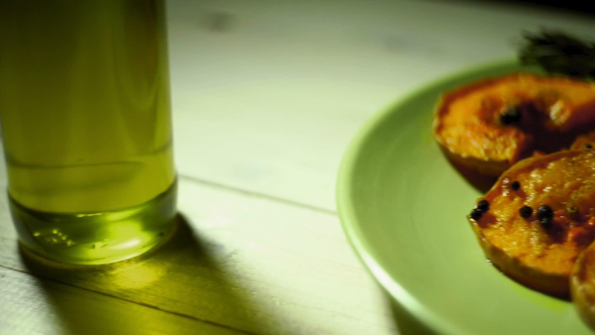 烤南瓜片含有草药和香料视频的预览图