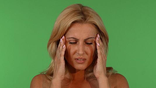 美丽的成年女性头痛视频的预览图
