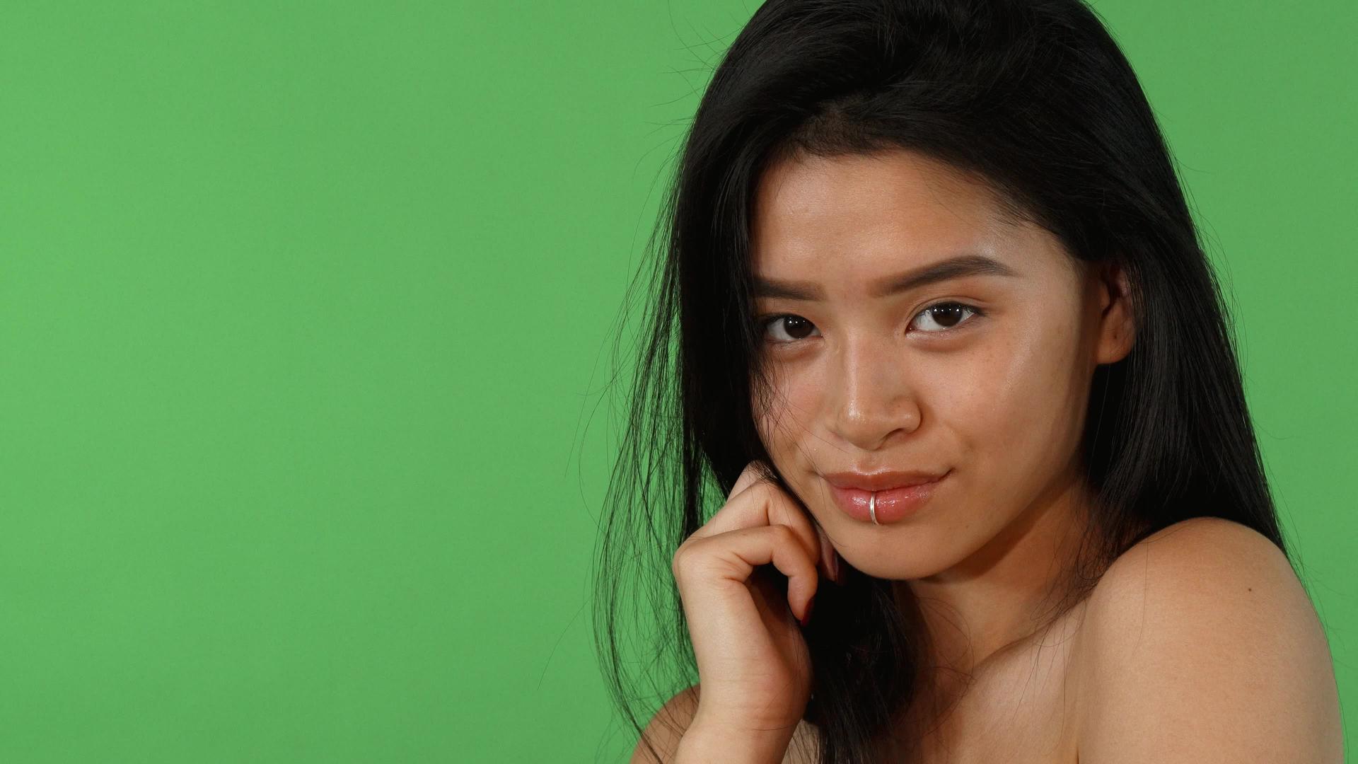 惊人的亚洲女人对着镜头微笑视频的预览图