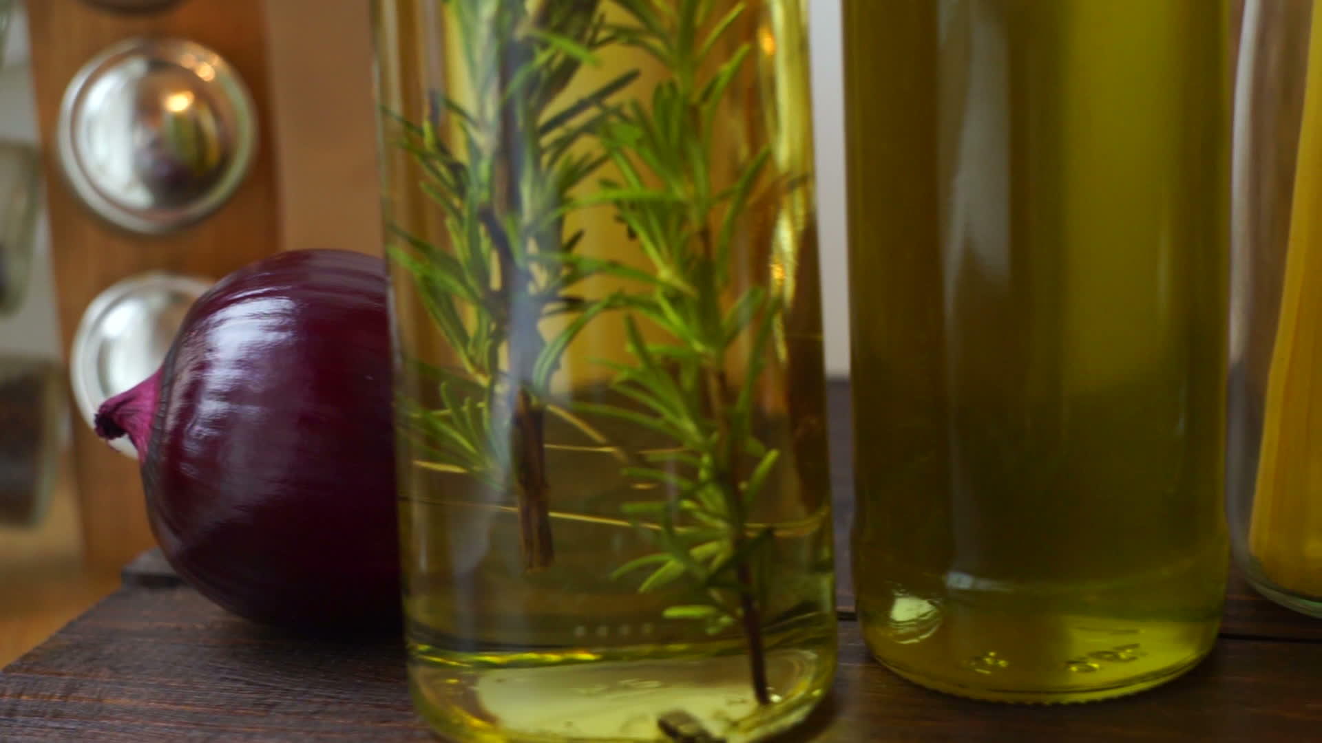 食用油瓶、玻璃中的食用油、制作视频的预览图