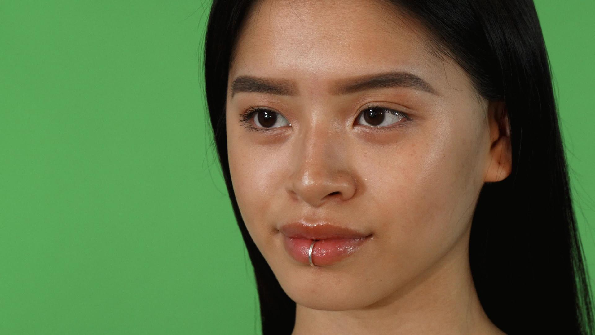 一个镜头一个亚洲女人对着镜头微笑视频的预览图