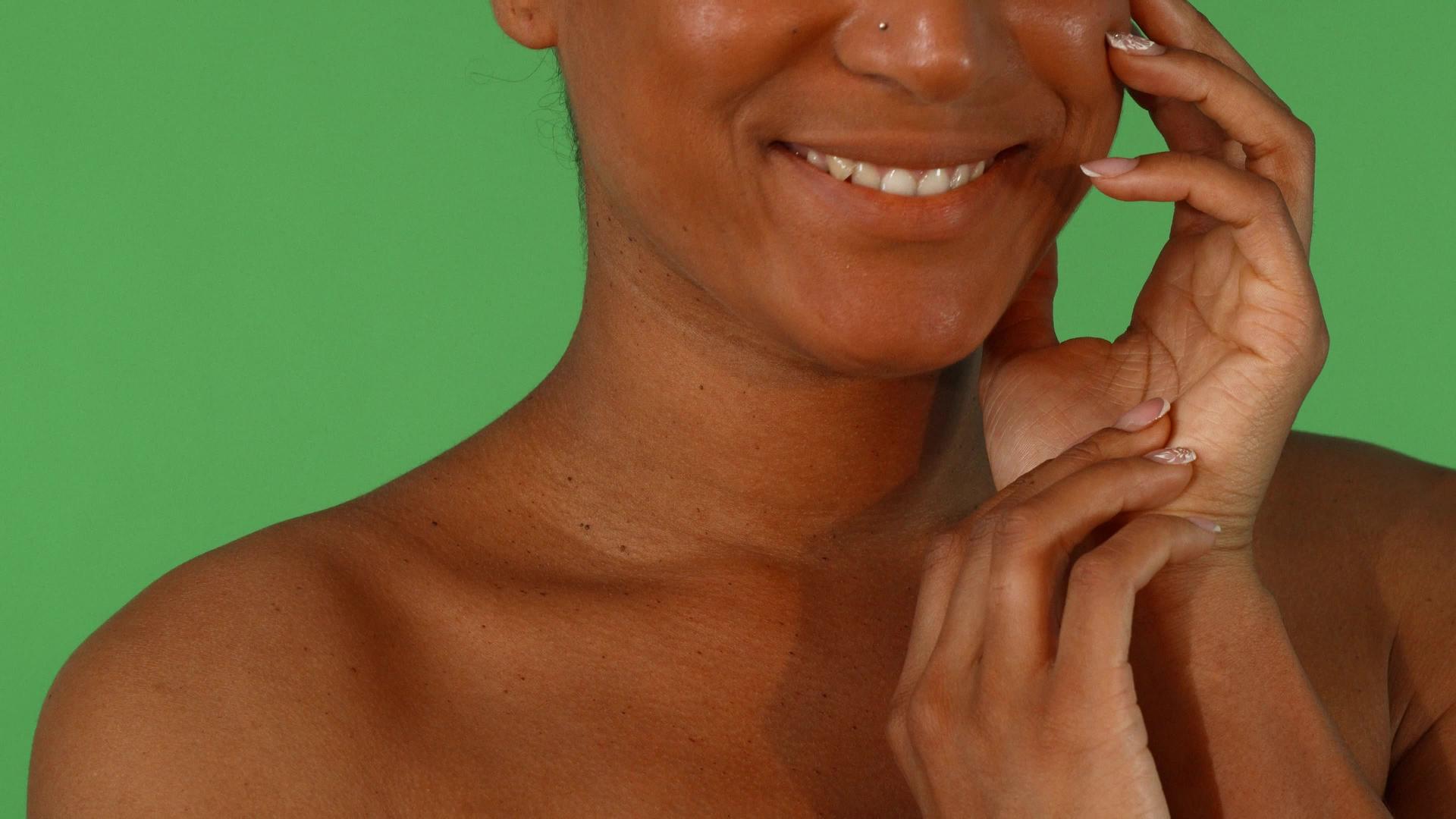 一个快乐的非洲女人摸着她的脸微笑着视频的预览图