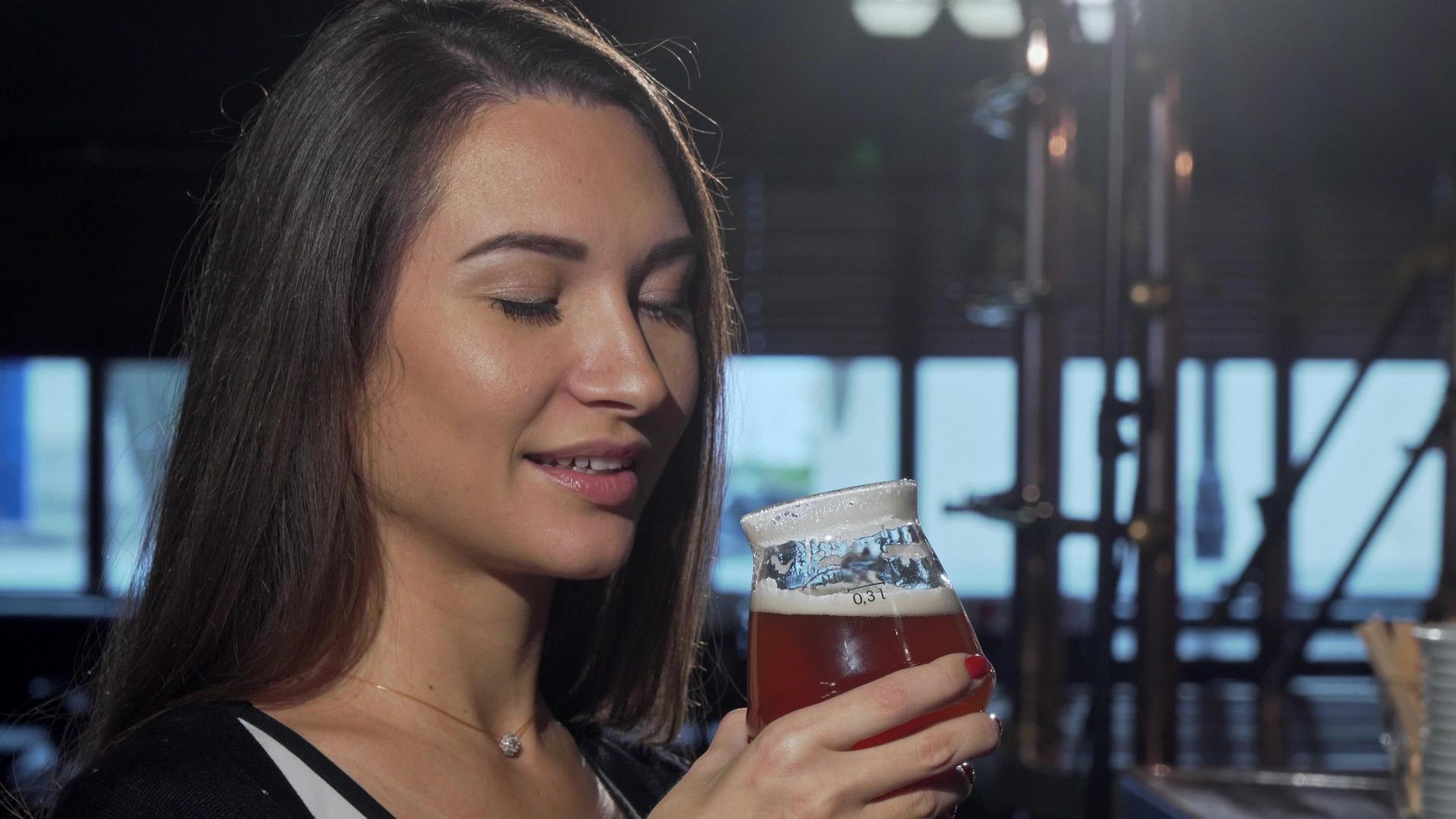 在酒吧里喝美味的啤酒闻闻美丽的女人视频的预览图