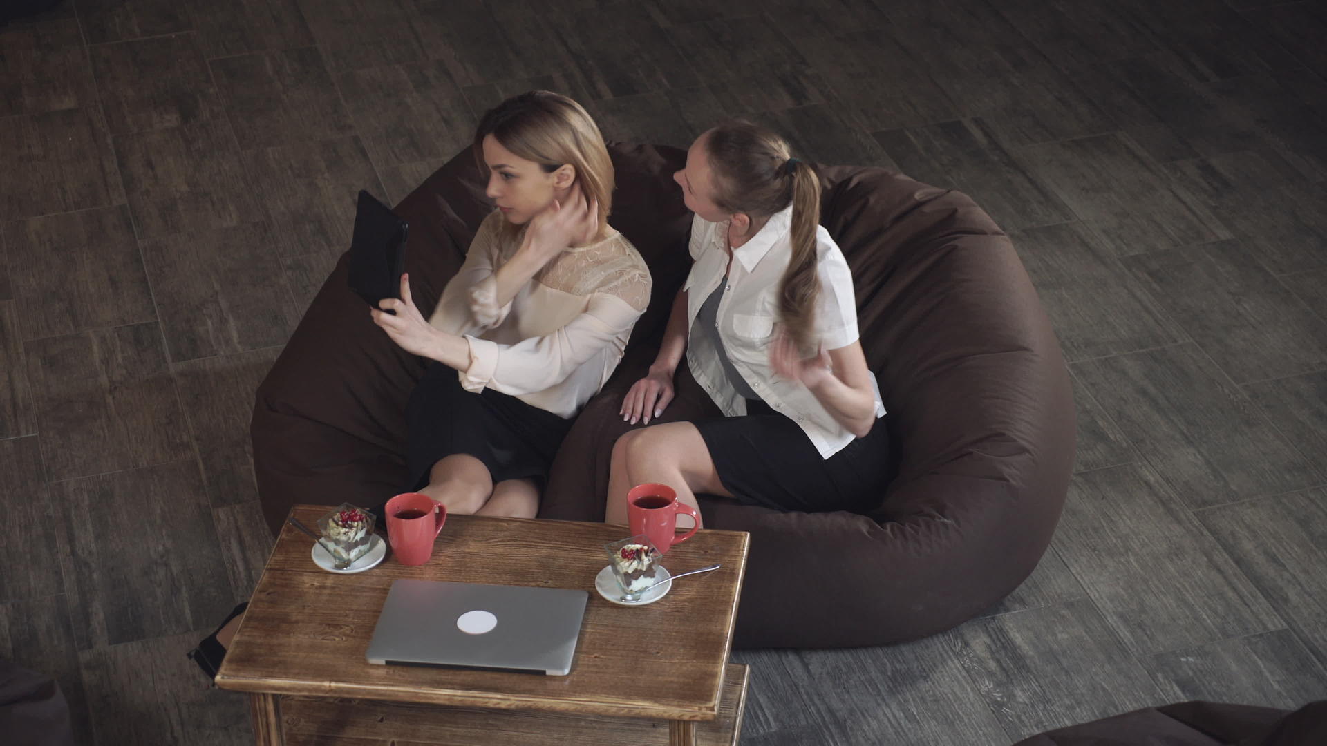 两名女性用数码平板电脑拍照视频的预览图
