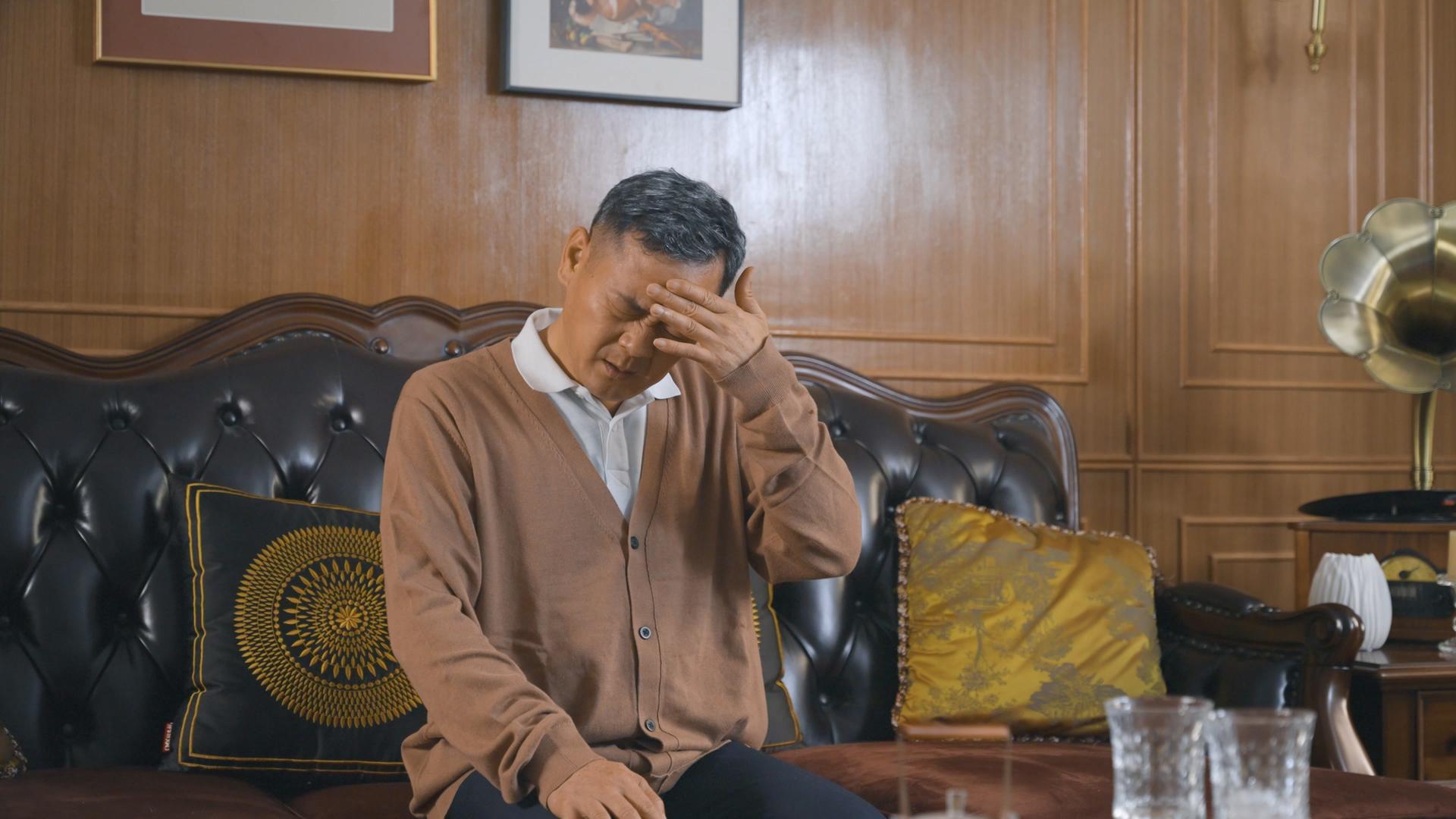 4k老年男性头痛宿醉生病高血压饮酒视频的预览图