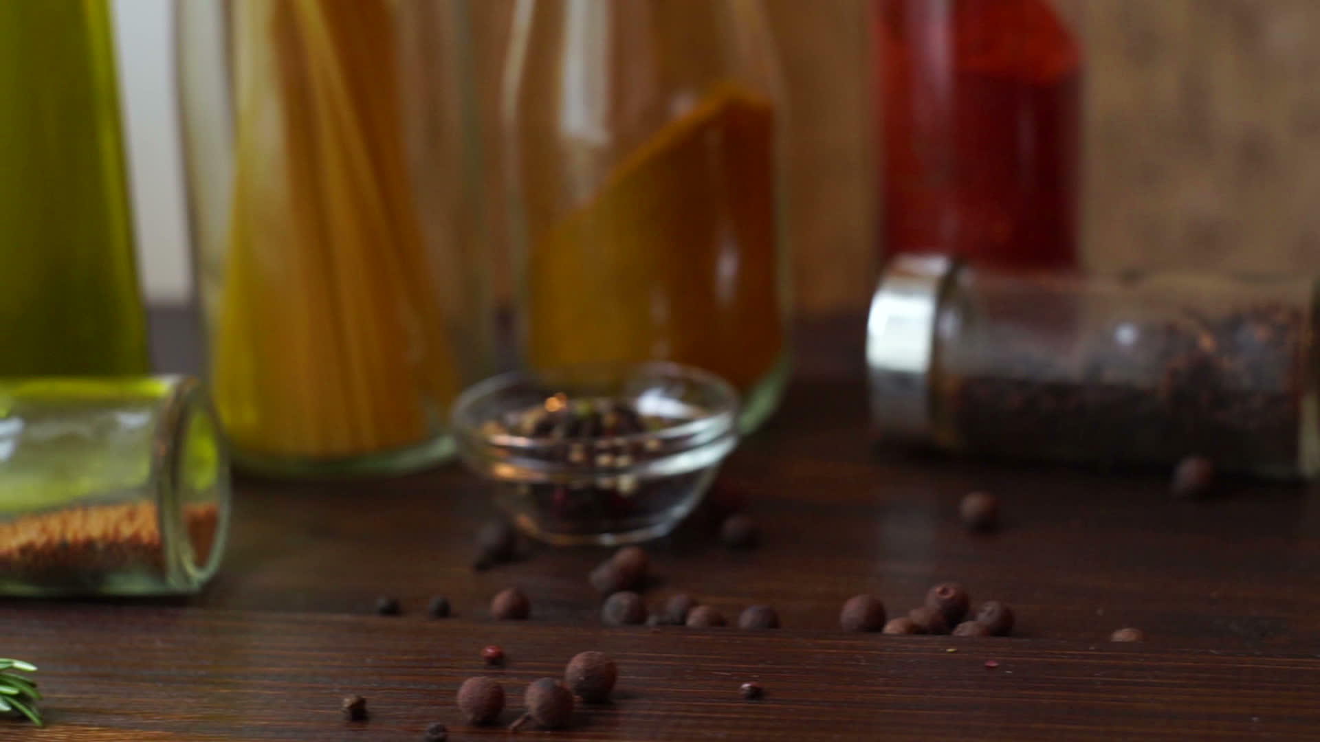 厨房桌上的香辣椒和迷迭药草视频的预览图