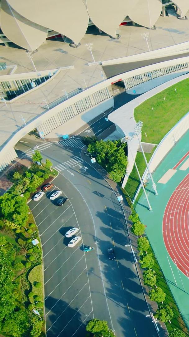 杭州奥林匹克足球场的航拍在阳光下震撼视频的预览图