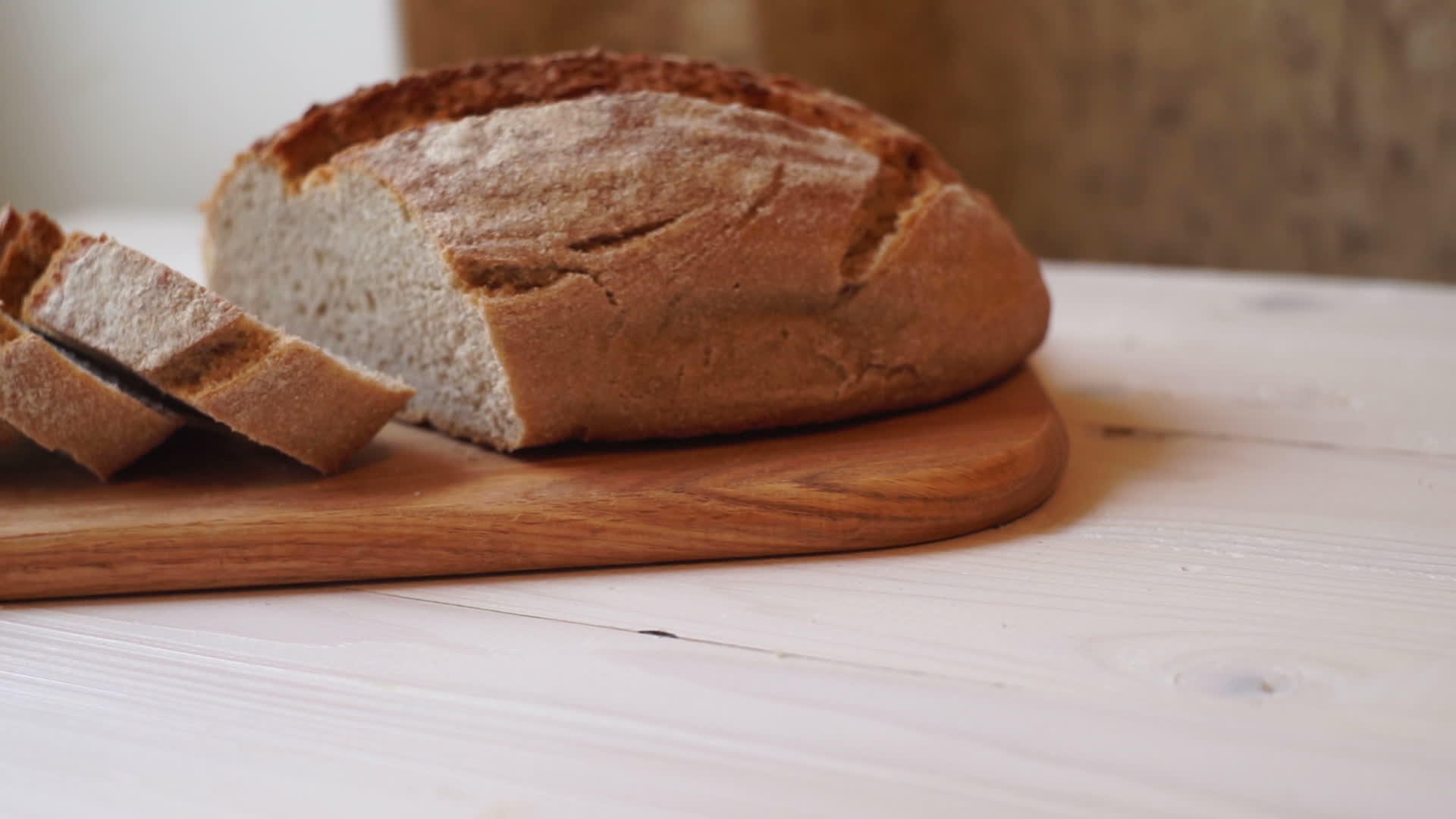 切板上的面包自制的切片烘焙产品视频的预览图
