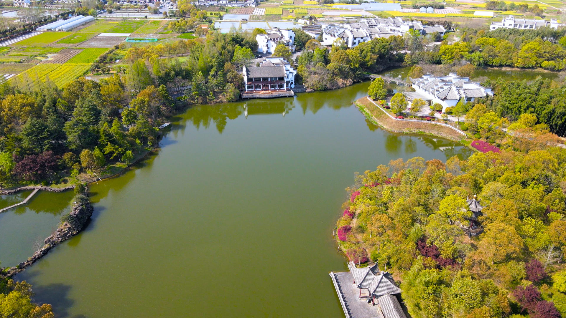 鲍家花园湖泊5A景区环绕航拍4K视频的预览图